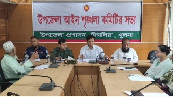 খুলনার দিঘলিয়ায় হেলমেটবিহীন মোটরসাইকেল চালকদের বিরুদ্ধে ১ মে থেকে মাসব্যাপী অভিযান শুরু। আইন না মানলে নেওয়া হবে কঠোর ব্যবস্থা।