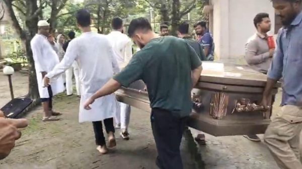 গজারিয়ায় কারিনা হামিদের জানাজা ও দাফনে স্বজনদের ভিড়