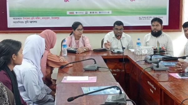কাহারোলে তিন দিনব্যাপী ভূমি সেবা মেলার সমাপনী অনুষ্ঠানে অতিথিদের উপস্থিতি