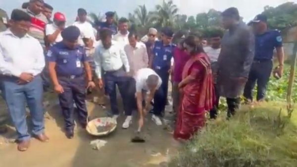 গজারিয়ায় হোসেন্দী খাল খনন কাজের উদ্বোধন করছেন পানিসম্পদ মন্ত্রী