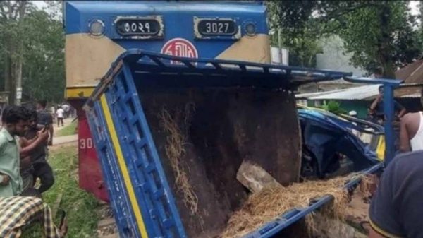 সিঙ্গারবিল এলাকায় জয়ন্তীকা এক্সপ্রেসের ধাক্কায় ক্ষতিগ্রস্ত গরুবাহী পিকআপ