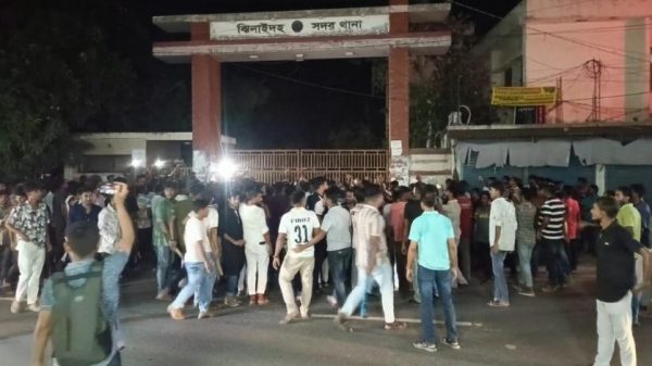 ঝিনাইদহ সদর থানার সামনে নাসির উদ্দীন পাটোয়ারীর ওপর হামলার প্রতিবাদ ও বিক্ষোভের দৃশ্য