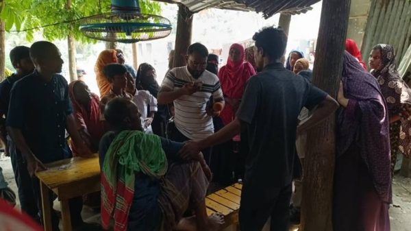 ঝিনাইদহ সদর উপজেলার গোয়ালপাড়া গ্রামে পারিবারিক কলহের জেরে সাগরিকা আক্তার বুলবুলিকে কুপিয়ে হত্যার অভিযোগ উঠেছে স্বামী শিমুল হোসেনের বিরুদ্ধে। ঘটনার পর থেকে অভিযুক্ত পলাতক রয়েছে।