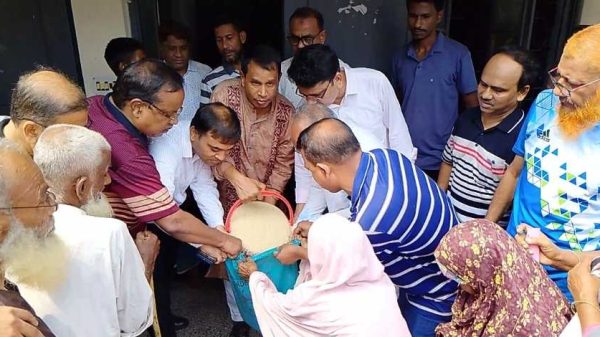 ঝিনাইদহ পৌরসভায় ঈদুল আজহা উপলক্ষে দুস্থ মানুষের মাঝে চাল বিতরণ কার্যক্রম