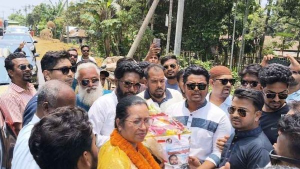 জামালপুরে ড. নিলোফার চৌধুরী মনিকে ফুলেল শুভেচ্ছা জানাচ্ছেন এম শুভ পাঠান