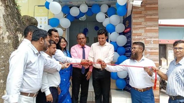 দিঘলিয়ায় সোনালী ব্যাংকের নতুন এটিএম বুথ উদ্বোধন করছেন অতিথিরা