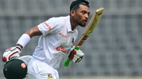 পাকিস্তানের বিপক্ষে সেঞ্চুরি উদযাপন করছেন নাজমুল হোসেন শান্ত