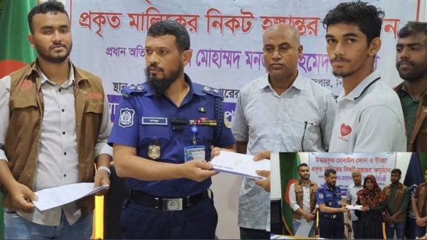 পিরোজপুরে উদ্ধার হওয়া মোবাইল ফোন মালিকদের হাতে তুলে দিচ্ছেন পুলিশ সুপার