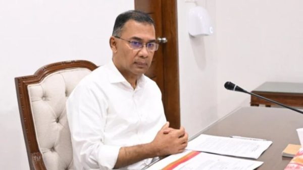 প্রধানমন্ত্রীর দফতরে সিএজি কর্তৃক ৩৮টি অডিট রিপোর্ট হস্তান্তরের দৃশ্য