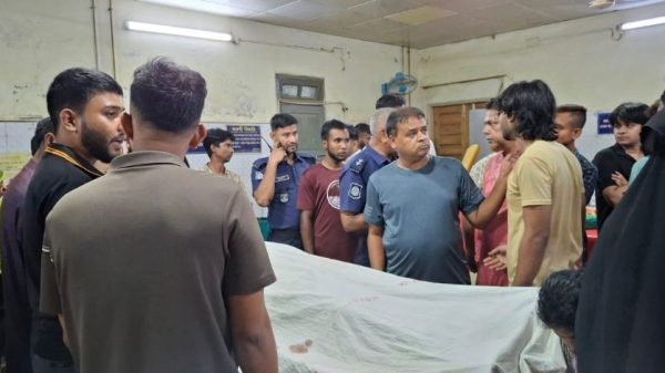মুন্সীগঞ্জে পুকুরে ডুবে ব্র্যাক বিশ্ববিদ্যালয়ের দুই শিক্ষার্থীর মৃত্যুর ঘটনায় স্থানীয়দের ভিড়