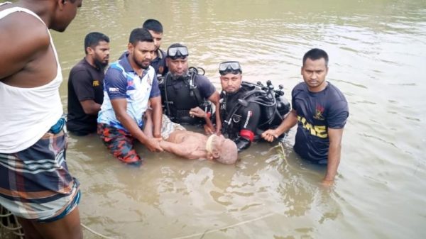 দিনাজপুরের কাহারোলে পানিতে তলিয়ে যাওয়া বৃদ্ধের মরদেহ উদ্ধার করছে রংপুর ফায়ার সার্ভিসের ডুবুরি দল