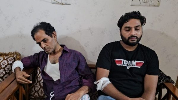 লৌহজংয়ে মসজিদের বিদ্যুৎ চুরি ঠেকাতে গিয়ে হামলায় আহতদের চিকিৎসা নিচ্ছেন