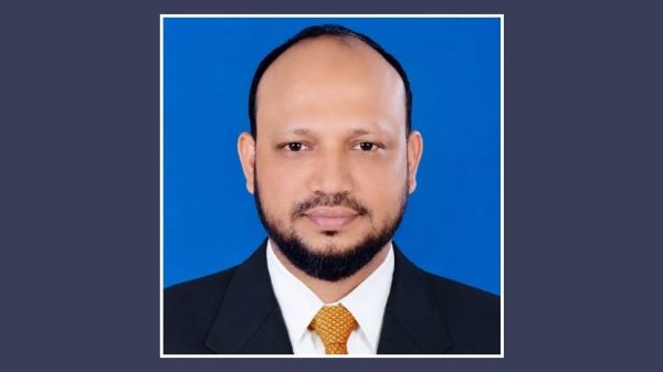 শৈলকুপা সাব-রেজিস্ট্রি অফিসে অনিয়মের অভিযোগ নিয়ে আলোচনা করছেন সেবাগ্রহীতারা