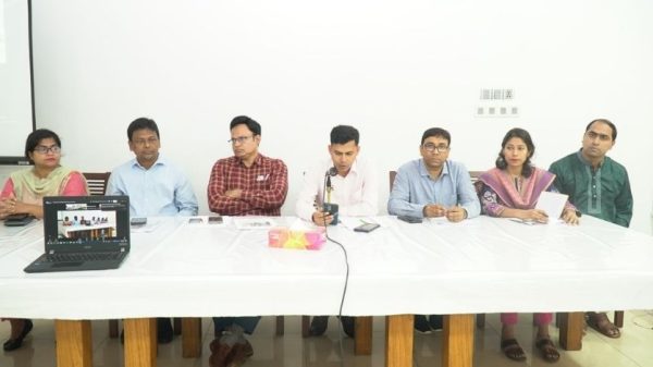 মুন্সীগঞ্জে ফ্যাক্টস ফর লাইফ কর্মশালায় অংশগ্রহণকারীদের প্রশিক্ষণ কার্যক্রম