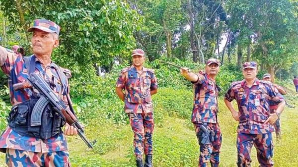 সিলেট সীমান্তে বিএসএফের গুলির জবাবে সতর্ক অবস্থানে বিজিবি সদস্যরা
