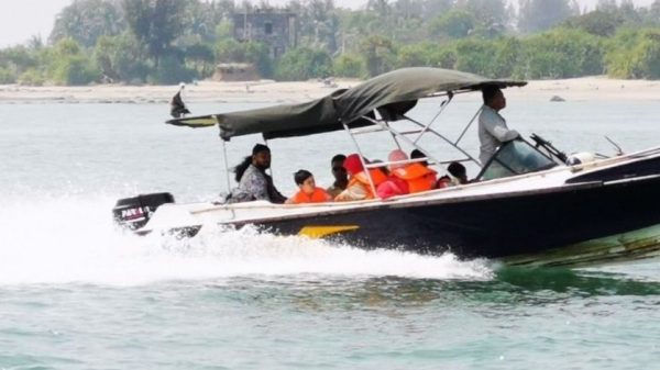 বাংলাদেশে স্পিডবোট ভাড়া পুনর্নির্ধারণের পর ঘাটে চলাচলরত স্পিডবোট