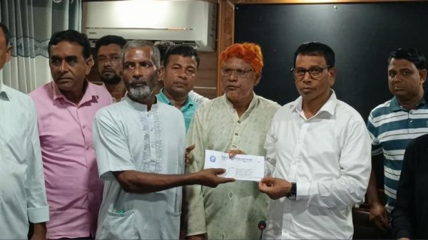 রিণাকুণ্ডুতে অগ্নিকাণ্ডে ক্ষতিগ্রস্ত পানচাষিদের মাঝে সহায়তার চেক বিতরণ