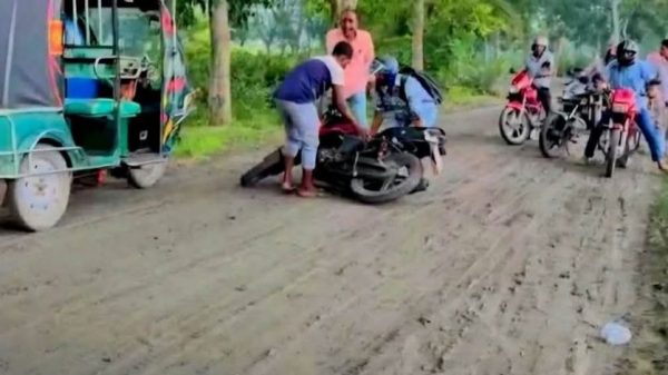 কালীগঞ্জের কোলা সড়কে কাদার কারণে দুর্ঘটনায় পড়া যানবাহন ও আহত যাত্রীরা