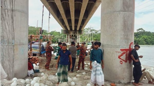 পিরোজপুরের জিয়ানগরের আল্লামা সাঈদী সেতুর নিচে বলেশ্বর নদীতে জেলে নিখোঁজ হওয়ার ঘটনায় উদ্ধার অভিযান পরিচালনা করছে ফায়ার সার্ভিস।