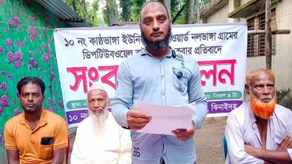 ঝিনাইদহের কালীগঞ্জে কৃষি সেচের ডিপটিউবওয়েল দখল নিয়ে সংবাদ সম্মেলনে বক্তব্য দিচ্ছেন সমিতির সদস্যরা