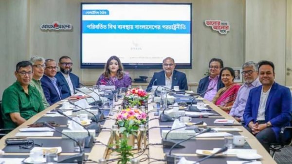কারওয়ান বাজারে প্রথম আলো কার্যালয়ে পররাষ্ট্র প্রতিমন্ত্রী শামা ওবায়েদ ইসলাম। ছবি: প্রথম আলো